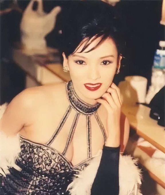 魔鬼身材彭丹，被称三级片“波神”，却转型为国际经济研究院院长