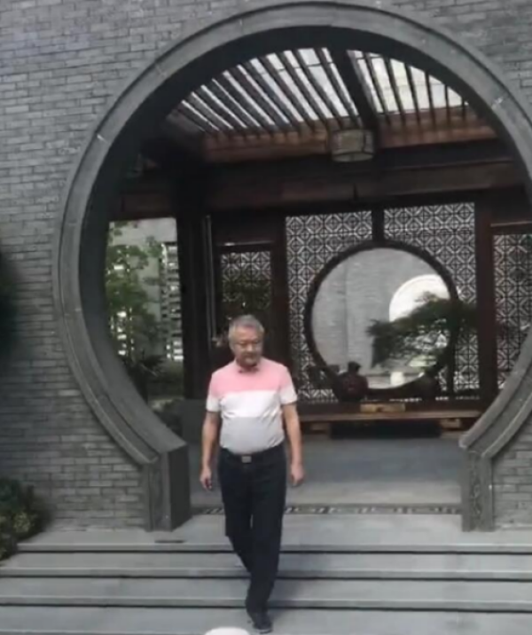 56岁欧阳奋强重游大观园,头发花白身材发福,宝玉也成中年大叔