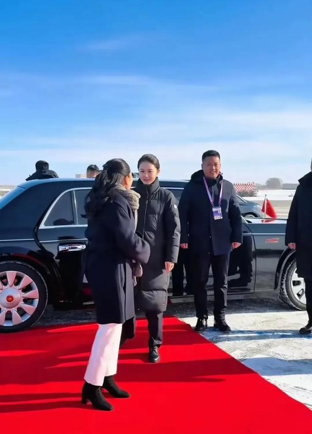 最美女保镖没绷住笑了！泰总理临行前特意招呼严月霞，果然不一般