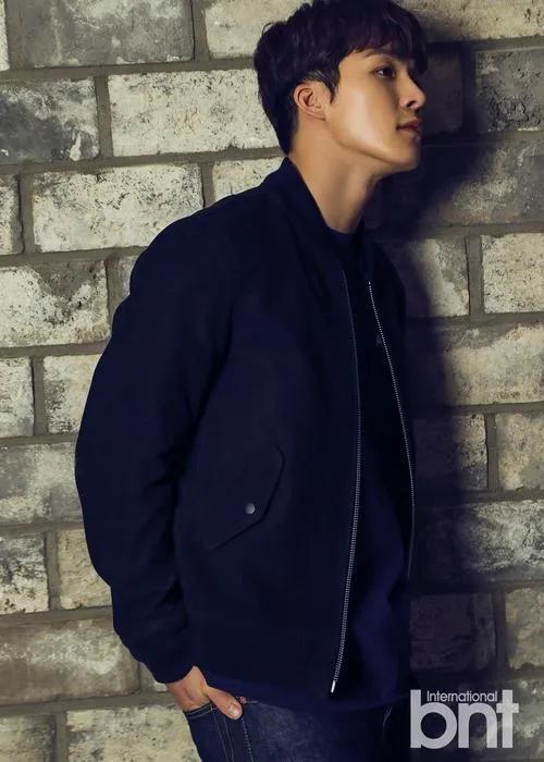 他出身单亲家庭，因《欧若拉公主》走红，却也因丑闻险被冷藏。