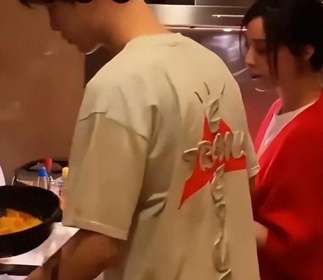 43岁范冰冰和弟弟豪宅做饭，范丞丞亲自下厨，姐弟之间的感情真好