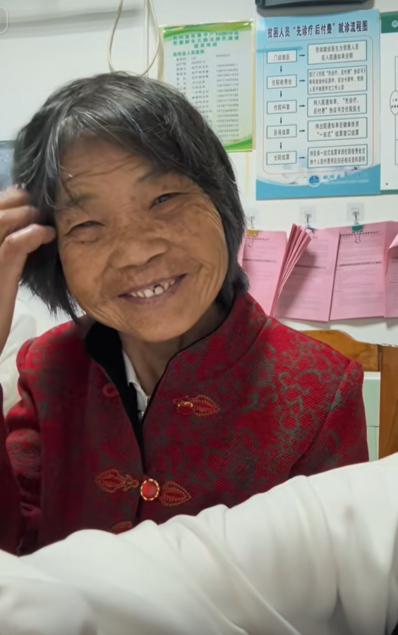 湖南女孩被誉为抖音“余华”，文笔细腻回忆童年，外婆是唯一女主