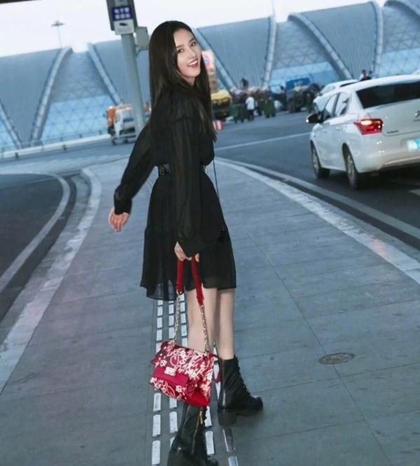 她夺走了刘昊然的荧幕初婚,当穿上黑纱裙后,是“羽然”没错了