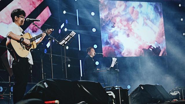 街头歌手在直播间