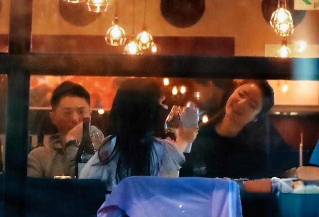 5岁霍小茹近况，暴风抽高似花仙子，人小鬼大学霍建华给妈妈敬酒