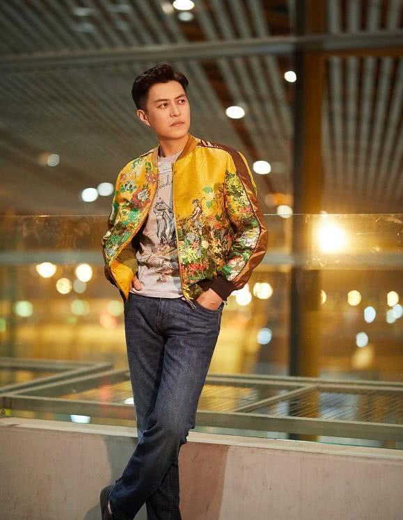 靳东分享俩儿子日常，小儿子会喊爸爸了，大儿子长大了会拍照