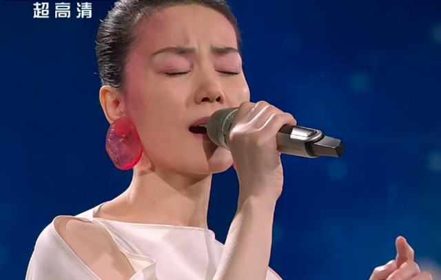 春晚众星怼脸状态：王菲大粗眉抢镜，宋佳腮红过重，关晓彤肿了