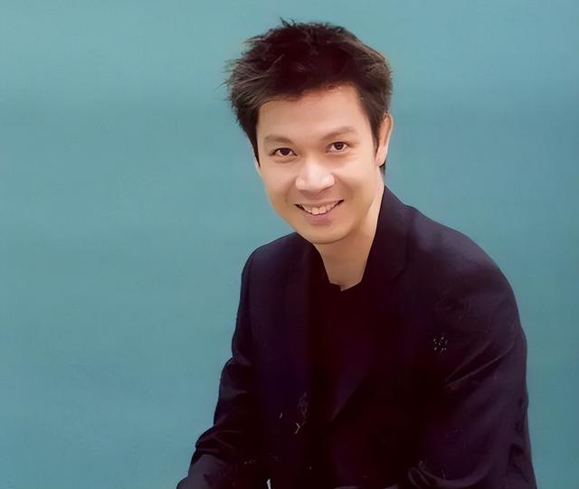 知名港星满头白发出镜！自觉年龄大不愿染发，出轨港姐事业尽毁