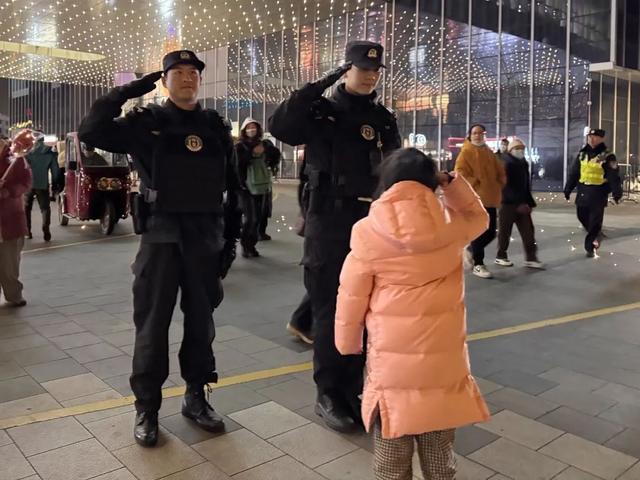 跨年烟花下,那些守护者们的“微光”同样“闪耀”