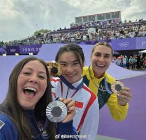 好有爱(笑着站在一起奥运领奖台上的自拍好有爱)