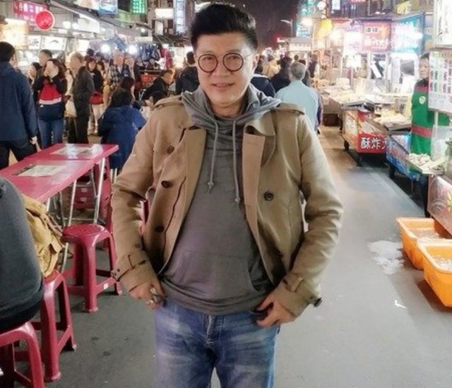 70岁港星定居内地近况，二婚娶小21岁娇妻，开店卖烧鹅粉身家过亿