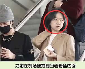 王一博经纪人(王一博曾被前经纪人黑脸翻白眼，签字现场3次回头问话被无视)