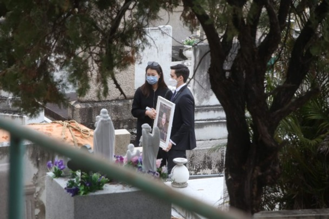 利孝和夫人低调出殡,葬于老公墓位旁边,外孙手捧遗像神情哀伤