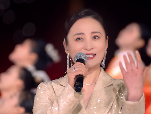 春晚众星怼脸状态：王菲大粗眉抢镜，宋佳腮红过重，关晓彤肿了