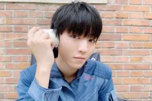 王俊凯工作室微博(王俊凯清晨晒微博自拍，脸上的划痕引发热议，得知真相粉丝心疼)