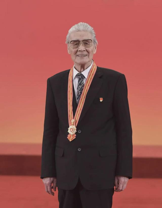 蓝天野：前半生是地下尖兵，后半生是戏剧演员，94岁获七一勋章