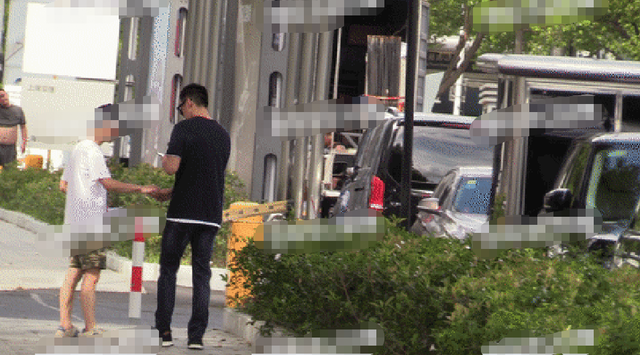 35岁朱亚文化身“老烟民”，街边吸烟气势足，抽完举动令网友惊讶