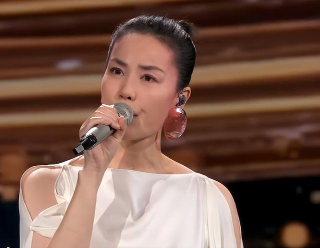 春晚众星怼脸状态：王菲大粗眉抢镜，宋佳腮红过重，关晓彤肿了