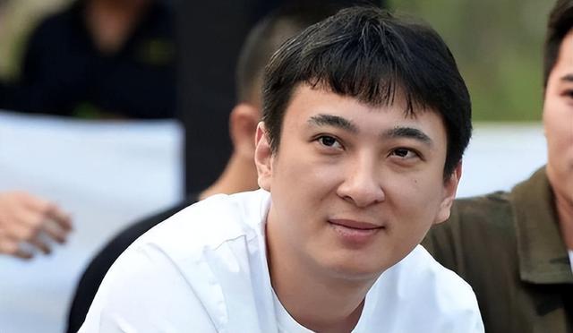 揭露真实的王思聪，舔狗的生活很接地气，喝酒爱划拳，喜欢凑热闹