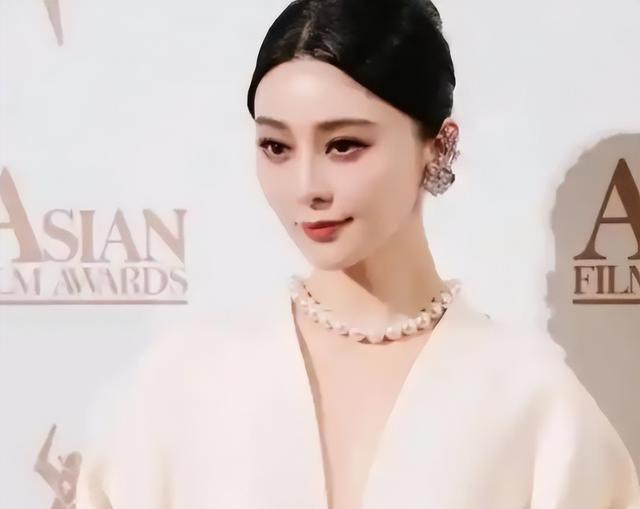 43岁范冰冰和弟弟豪宅做饭，范丞丞亲自下厨，姐弟之间的感情真好