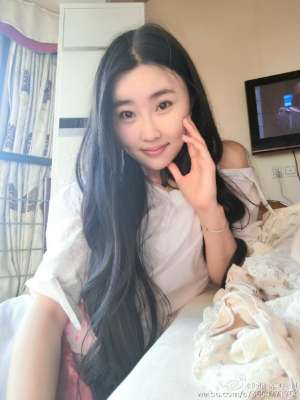 哪几个女主播骚(LOL“最丑”女主播阿怡是怎么火的？网友：不卖骚，不膨胀)