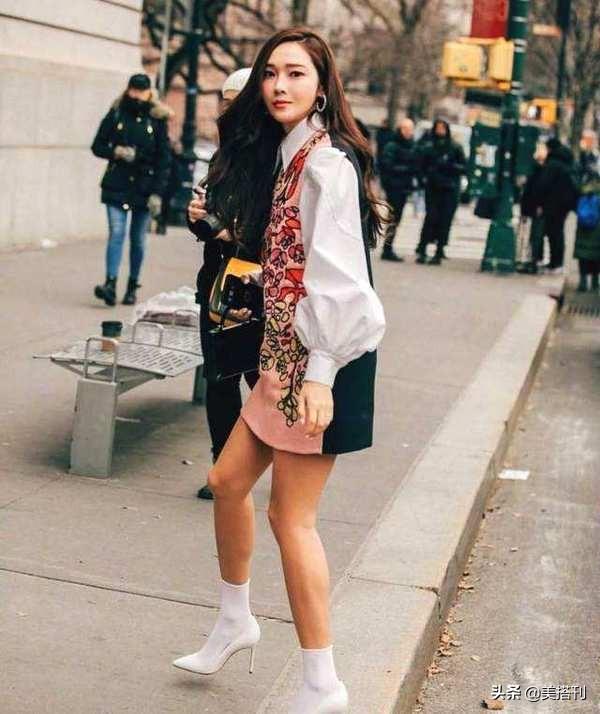 看不懂的时尚?林允儿穿高跟鞋配白袜子,时髦不怪异演绎另类时尚