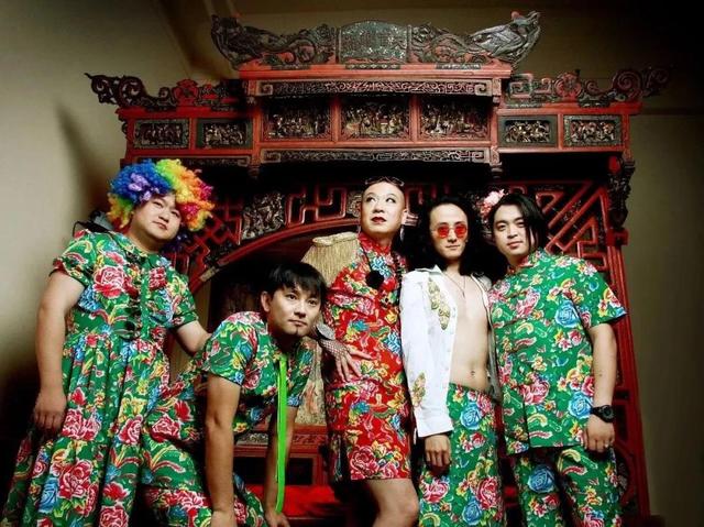 二手玫瑰主唱梁龙“被迫营业”成美妆博主？网友：艺术家，也需要流量