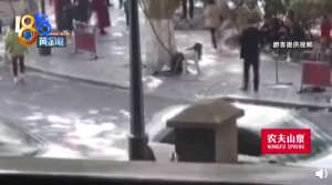 女主播被叼(女主播在西湖景区叼着鞋跪爬还征婚，自称开播时把自己当小丑，被特保人员劝离)