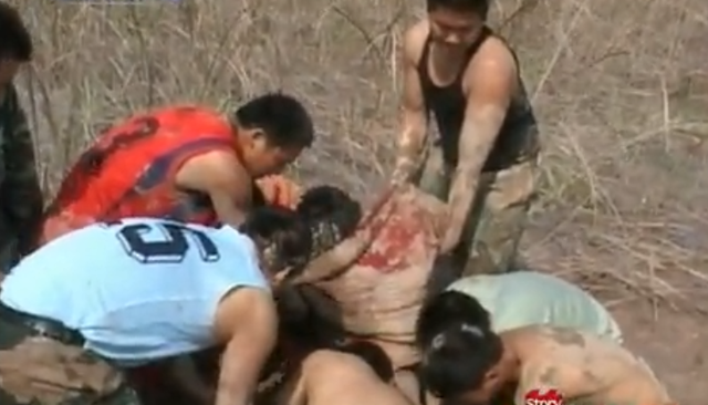 武汉矿场芦苇荡传出求救声，一女子深陷沼泽中，救援发现竟是孕妇