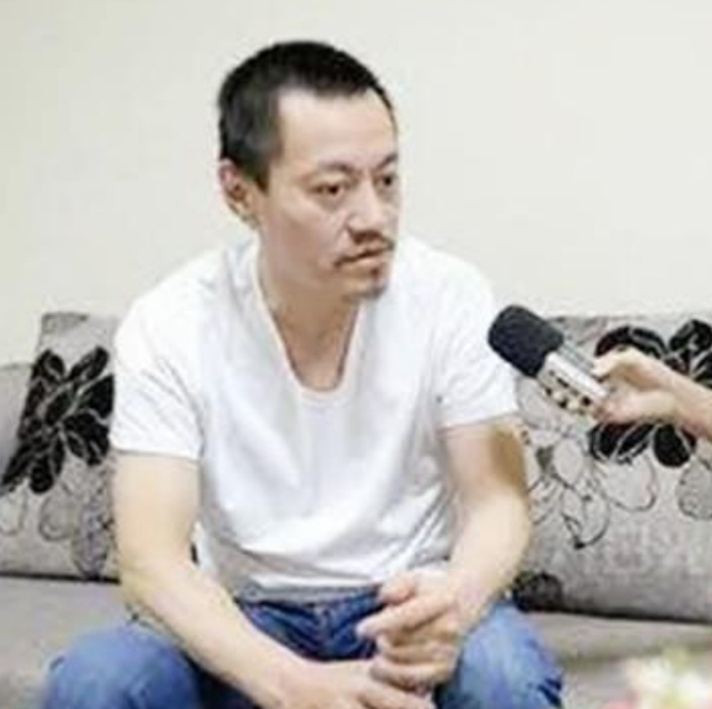 此人靠“光头强”走红，娶网红开豪车，后媳妇跑路，开摩的讨生活