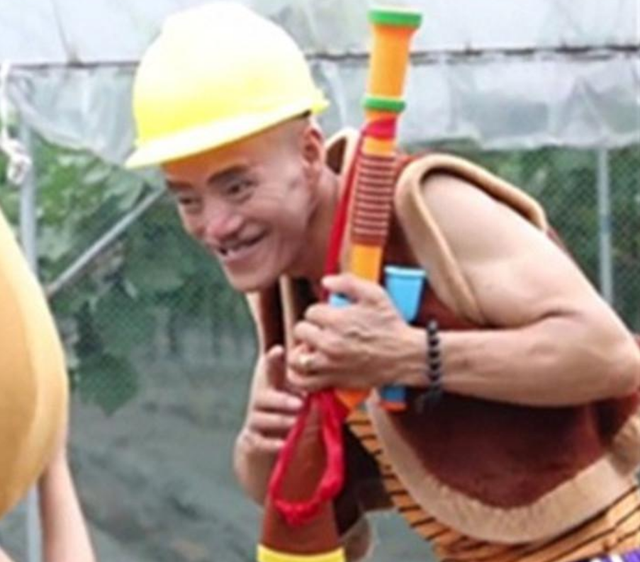 此人靠“光头强”走红，娶网红开豪车，后媳妇跑路，开摩的讨生活