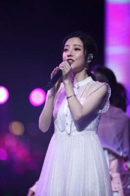 美女主播大尺度直播间(素颜直播、洗头走光，冯提莫的直播界“大尺度”秀)