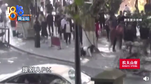 女主播在西湖景区叼着鞋跪爬还征婚,自称开播时把自己当小丑,被特保人员劝离