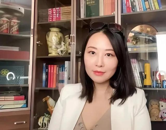 地产老总被金融美女举报搞多人运动，集团回应两个月前已解除合同