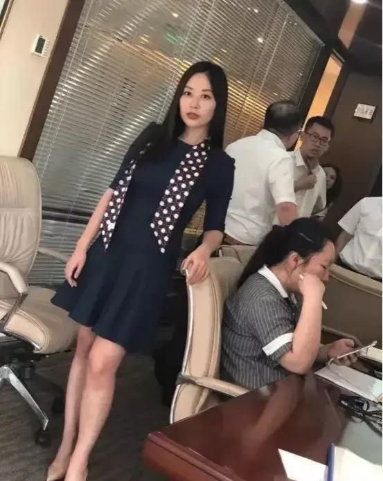 地产老总被金融美女举报搞多人运动，集团回应两个月前已解除合同