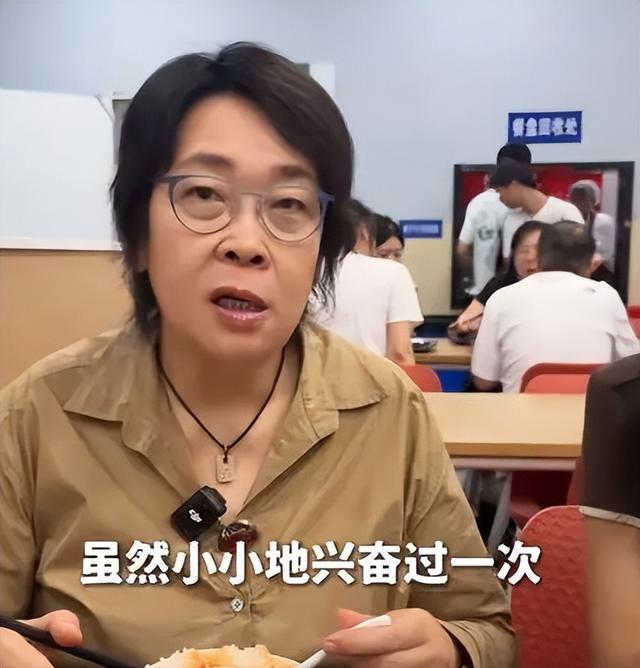 最丑女主持张越近况：身形暴瘦鼻孔外翻，59岁仍未婚，与土狗相伴