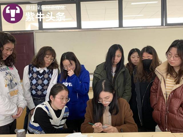 【紫牛头条】太美了，请继续弘扬传统文化！90后女孩反手“内画”绝技引网友惊叹