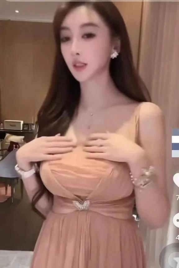 叶珂直播用卫生纸遮胸自称老板展示身材,胸部下垂小腹隆起真难看