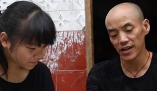 此人靠“光头强”走红，娶网红开豪车，后媳妇跑路，开摩的讨生活