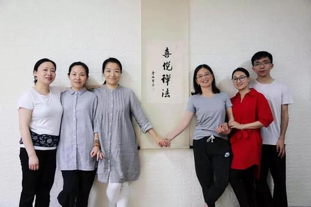 长时间戴口罩浑身不适？美女瑜伽教练带你练独创呼吸操，快速平静身心