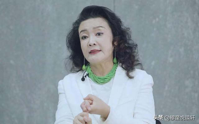 67岁的张兰在厨房间直播,不服输的女人,在哪儿都能重新站起来