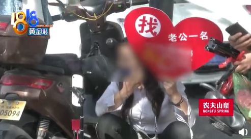 女主播在西湖景区叼着鞋跪爬还征婚,自称开播时把自己当小丑,被特保人员劝离