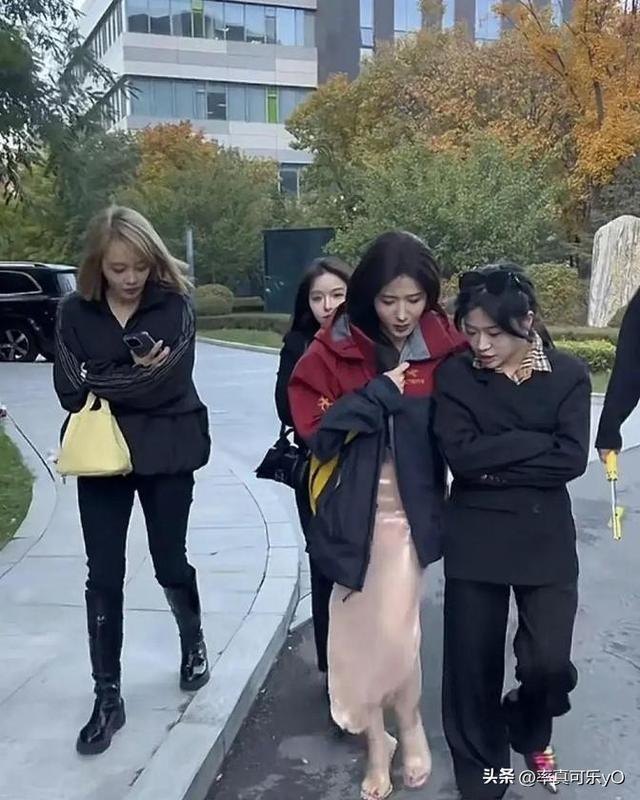 三只羊女主播停播后集体现身，素颜的她们显露真面目，实在辣眼