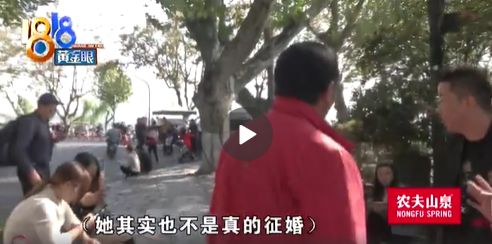 女主播在西湖景区叼着鞋跪爬还征婚,自称开播时把自己当小丑,被特保人员劝离