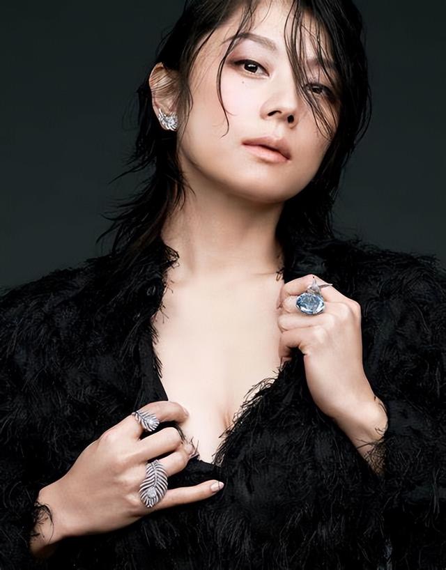 这身材着实炸裂！43岁小池荣子，日系女神性感得无可救药啊！