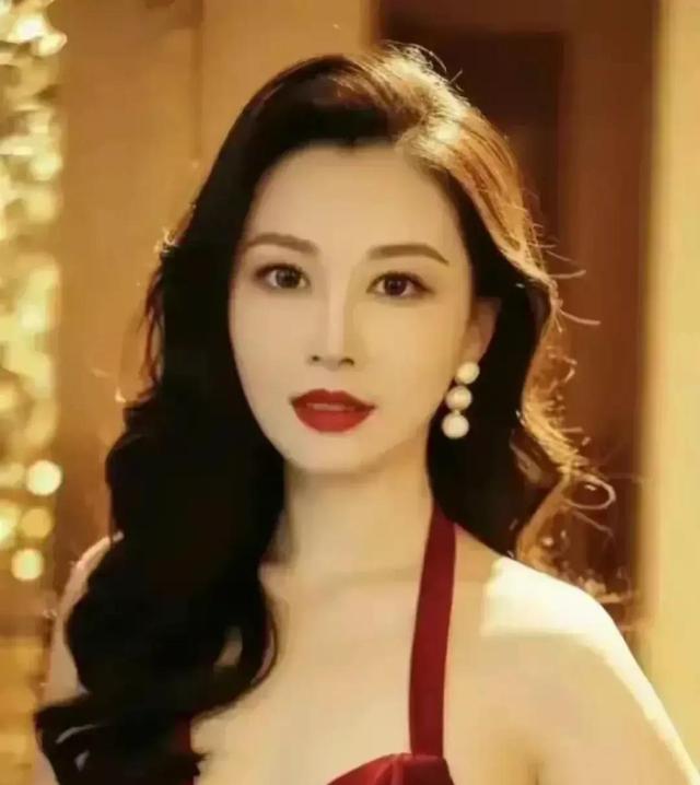 地产老总被金融美女举报搞多人运动，集团回应两个月前已解除合同