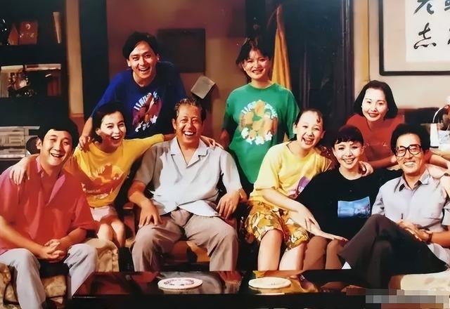 最丑女主持张越近况：身形暴瘦鼻孔外翻，59岁仍未婚，与土狗相伴