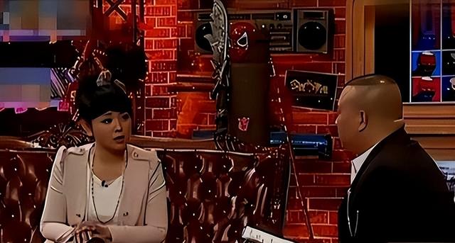 央视著名主持人和大8岁领导闪婚，婚后分居多年，她过得幸福吗？