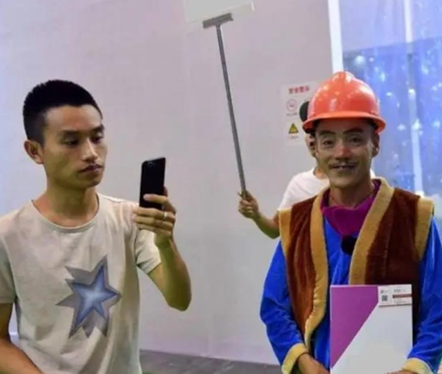 此人靠“光头强”走红，娶网红开豪车，后媳妇跑路，开摩的讨生活