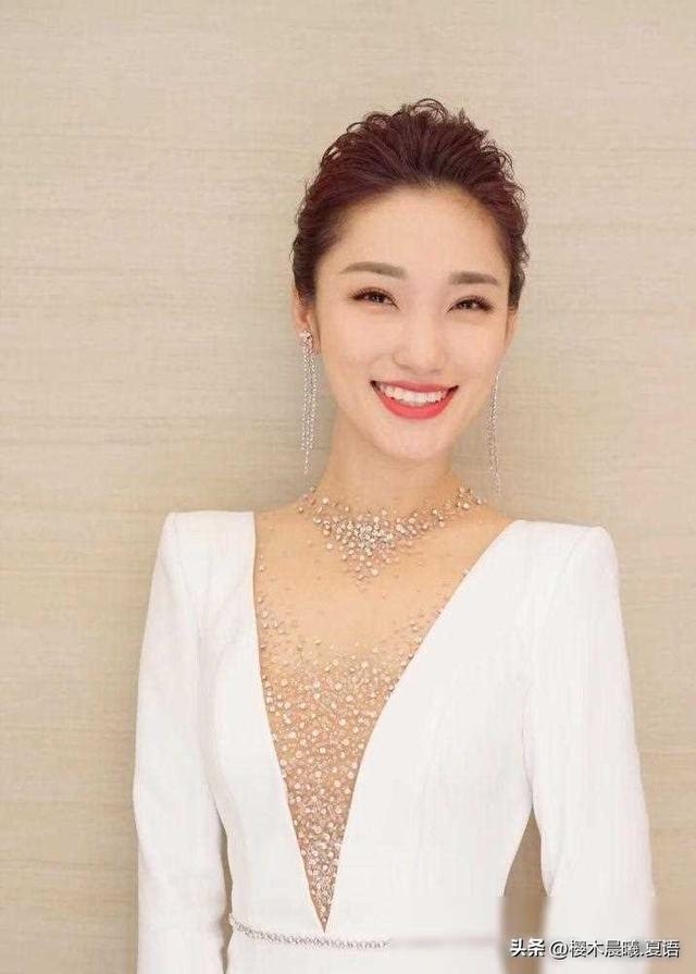 笑起来最好看的女主持人，央视电影频道当家花旦蓝羽，你认同吗？